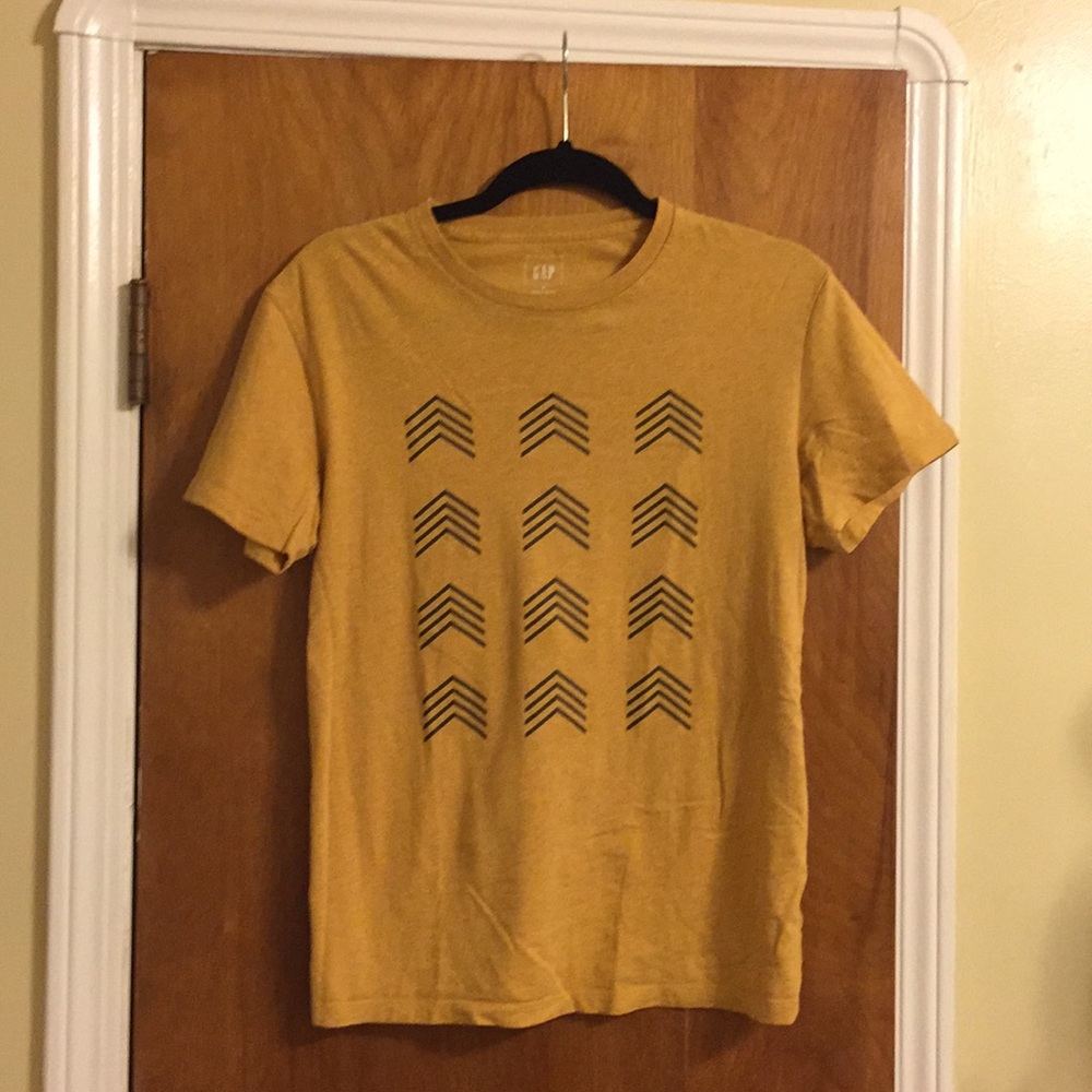 Gap mustard tee with black arrows - slim fit